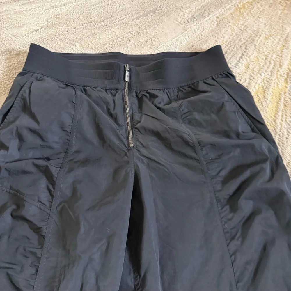 LULULEMON black relaxed fit pants Front Zip Mid Rise Ruched Crop size 10
